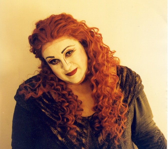 Orsolya Kirkósa op het podium als Lady Macbeth